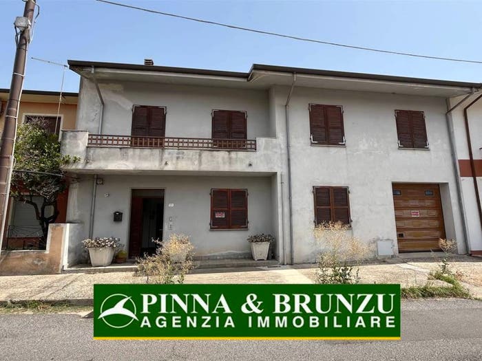Casa con 6 locali in vendita in Via Roma, Centro, Abbasanta
