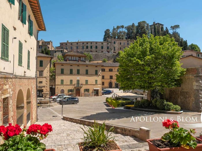 Appartamento con 6 locali in vendita in Piazza San Michele Arcangelo, Centro, Cetona