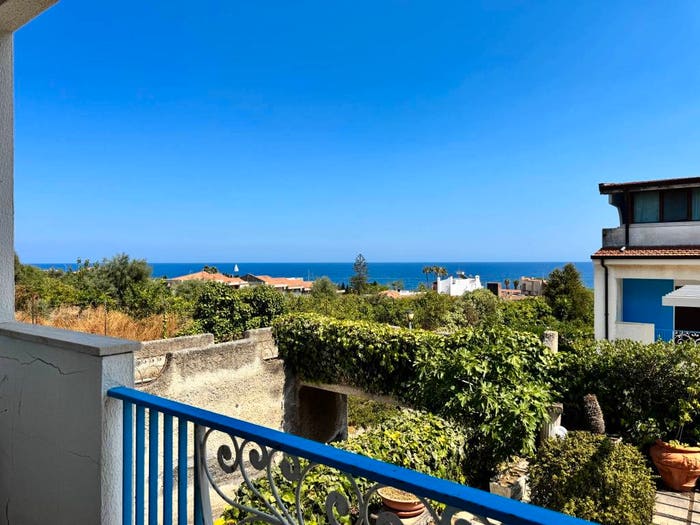 Appartamento con 6 locali in vendita in Via San T G Ferlito, Cannizzaro, Aci Castello