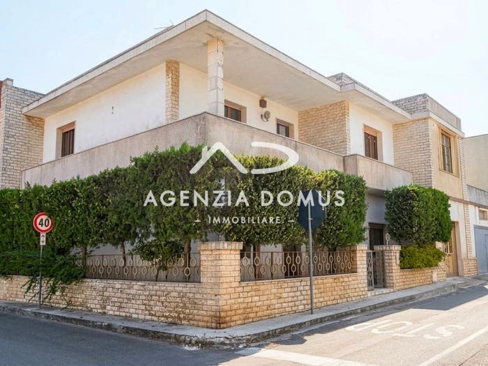 Casa con 6 locali in vendita in via monte san gabriele, Centro, Racale