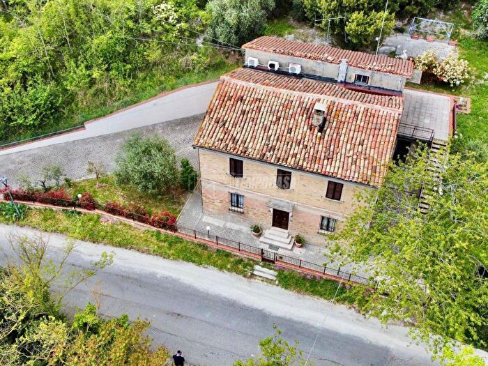 Casa con 6 locali in vendita in Via San Bernardino, Il Caldese, Urbino