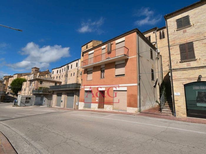 Casa con 6 locali in vendita in via XX Settembre, Carassai
