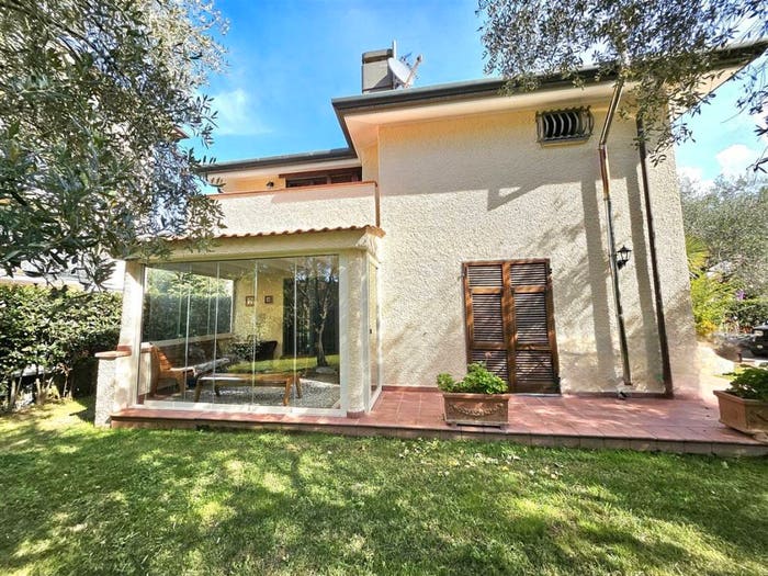 Casa con 6 locali in vendita in Viale Stazione, Centro, Massa