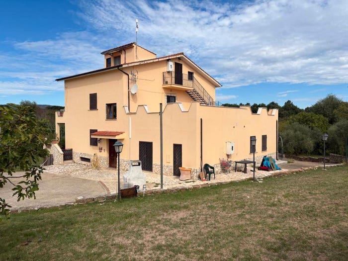 Casa con 6 locali in vendita in Carbognano