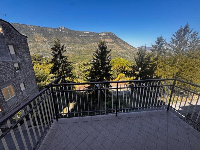 Appartamento con 5 locali in vendita in Vallecorsa