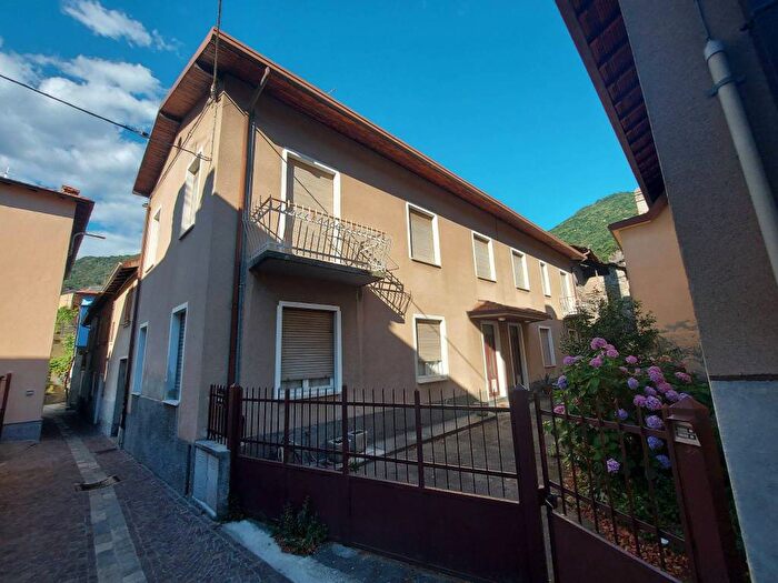 Casa quadrilocale in vendita in Via Settembre, Centro, Dervio