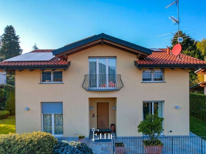 Casa con 6 locali in vendita in Via Giuseppe Verdi, Laveno, LavenoMombello