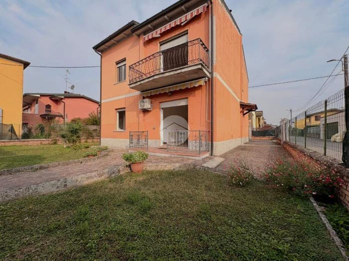 Casa con 5 locali in vendita in Via Repubblica, Persichello, Persico Dosimo
