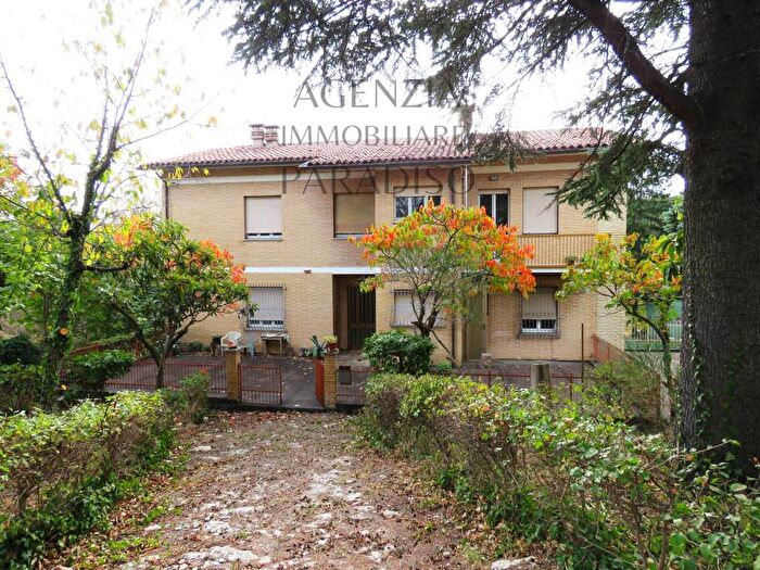 Casa con 6 locali in vendita in Urbino