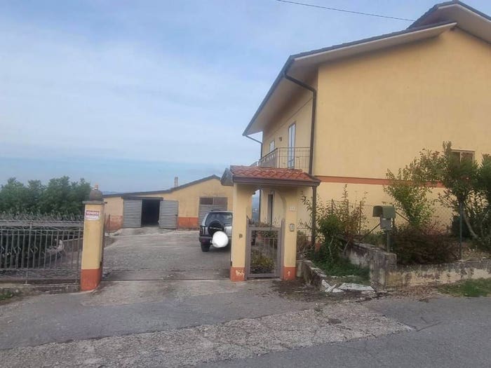 Casa con 6 locali in vendita in Contrada Benifico, Montemarano