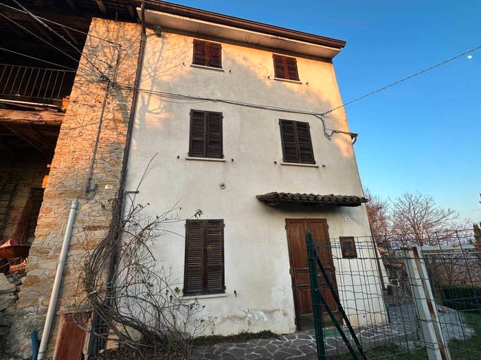 Casa con 6 locali in vendita in Via Gelati, Centro, Gropparello