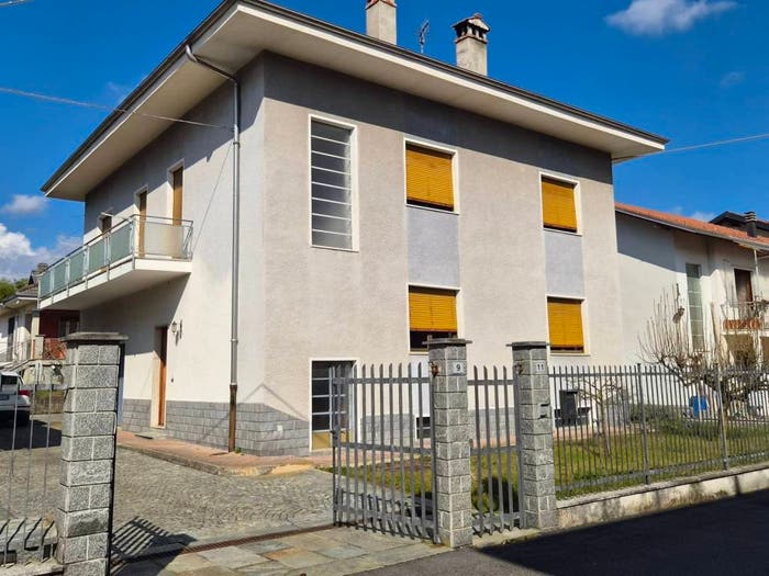 Casa con 6 locali in vendita in Via Osella, Centro, Borgosesia