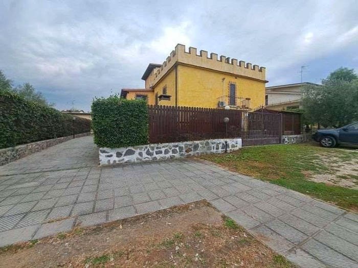 Appartamento quadrilocale in vendita in Via di Colle Trugli, Finocchio, Roma