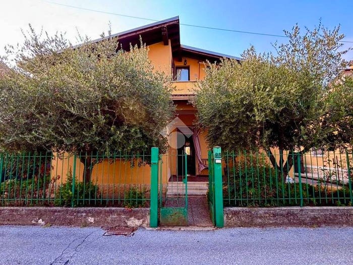Casa quadrilocale in vendita in Via Carducci, Rezzato