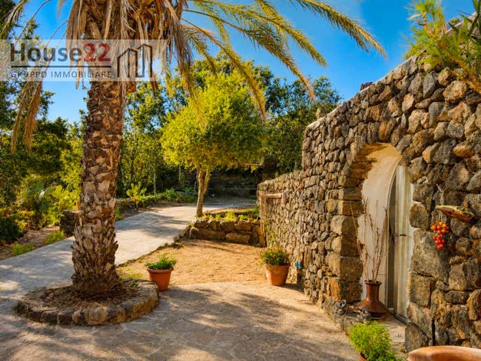 Casa quadrilocale in vendita in Pantelleria