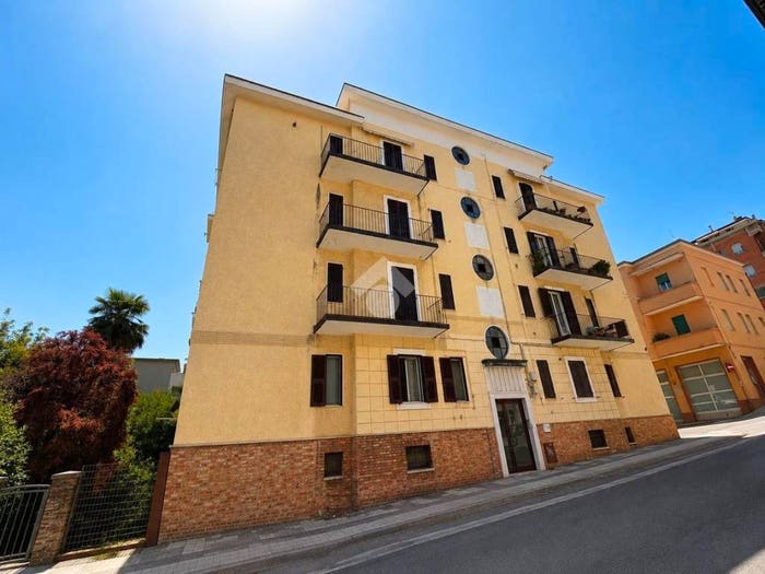 Appartamento trilocale in vendita in VIA SCRIMA, Piano, Ancona
