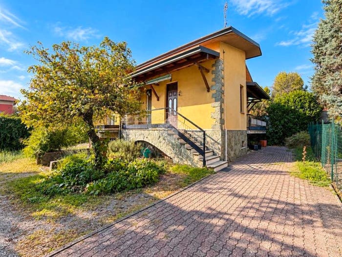 Casa trilocale in vendita in Vicolo Genova, Centro, Caronno Pertusella