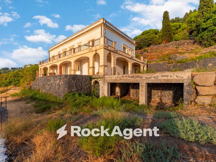 Casa con 6 locali in vendita in Valverde