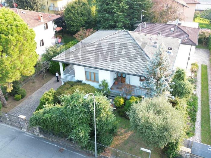 Casa con 6 locali in vendita in via Ugo Foscolo, Centro, Mozzo