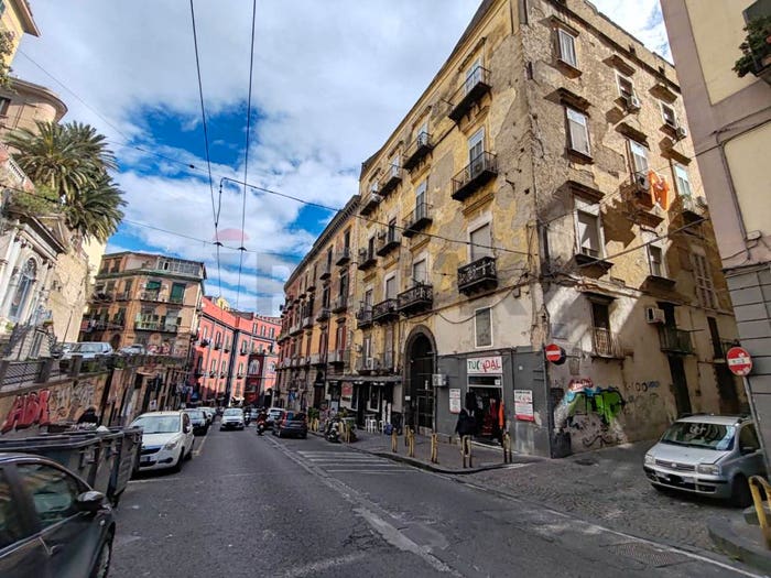 Appartamento con 6 locali in vendita in via Salvator Rosa, Museo, Napoli