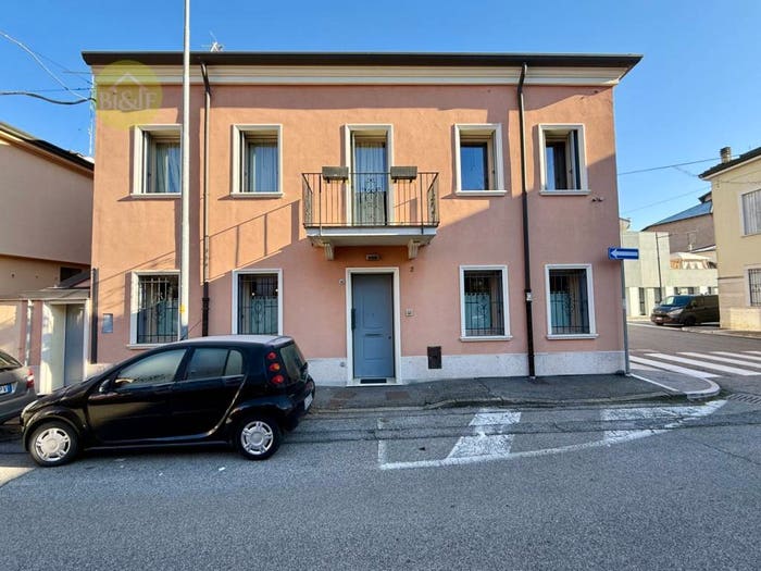 Casa con 5 locali in vendita in Via G Marconi, Centro, Legnago