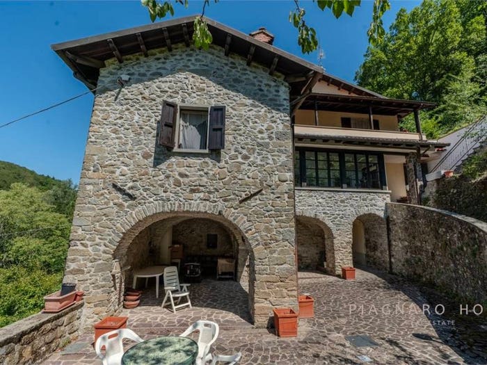 Casa con 6 locali in vendita in Pontremoli