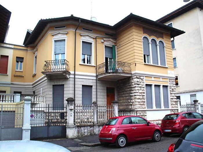 Casa con 6 locali in vendita in Via Quarto dei Mille, Via Veneto Borgo Trento, Brescia