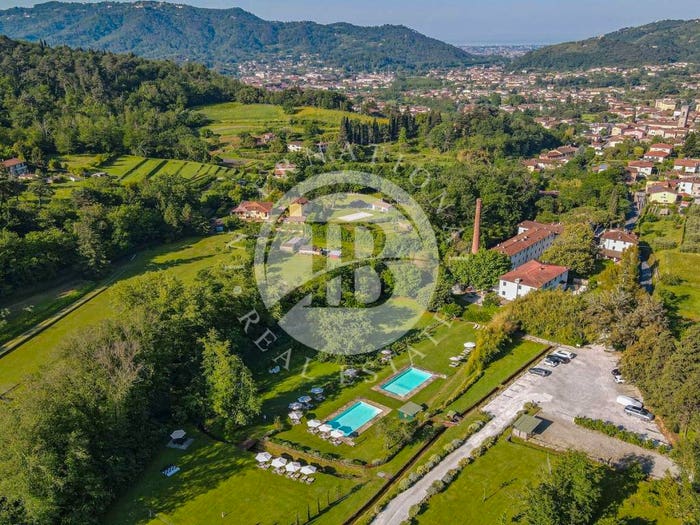 Casa con 6 locali in vendita in Camaiore Paese, Camaiore