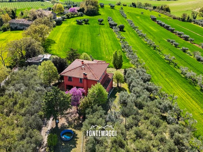Casa con 6 locali in vendita in Via Montecchio, Cartoceto