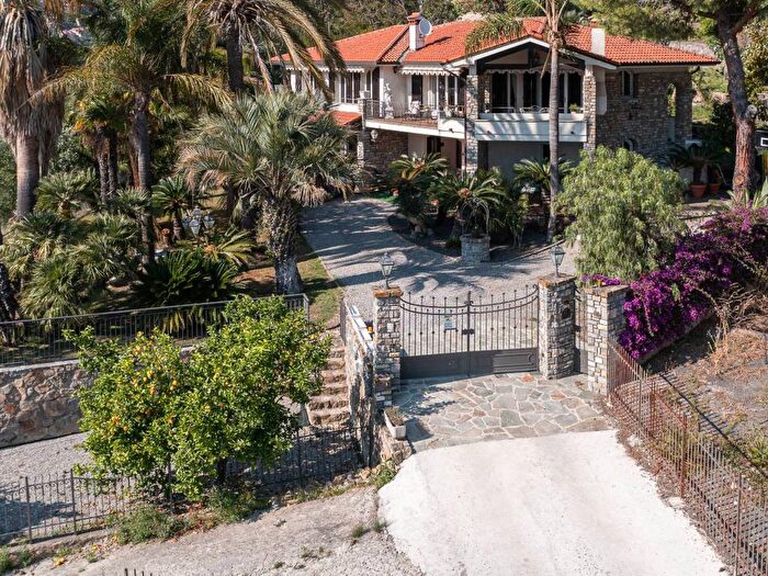 Casa con 6 locali in vendita in Via Rivaira, Due Strade, Bordighera