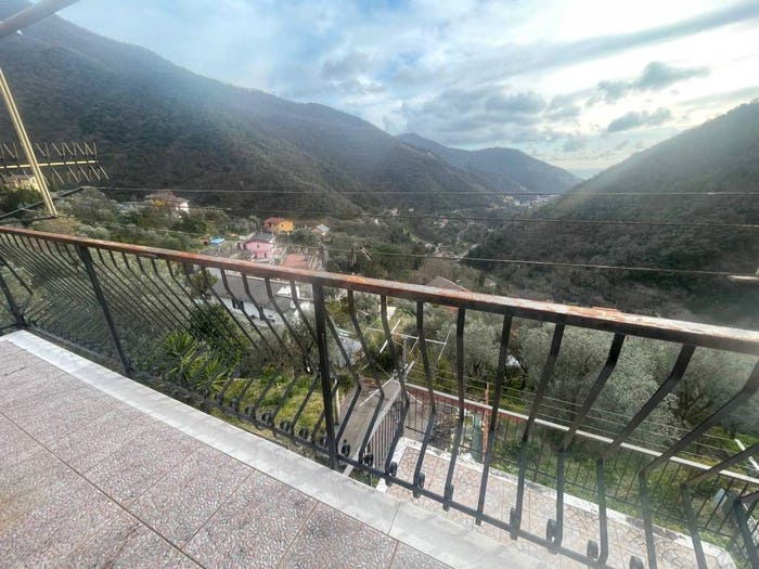 Appartamento trilocale in vendita in Strada Provinciale di Uscio, Salto Chiesa, Avegno