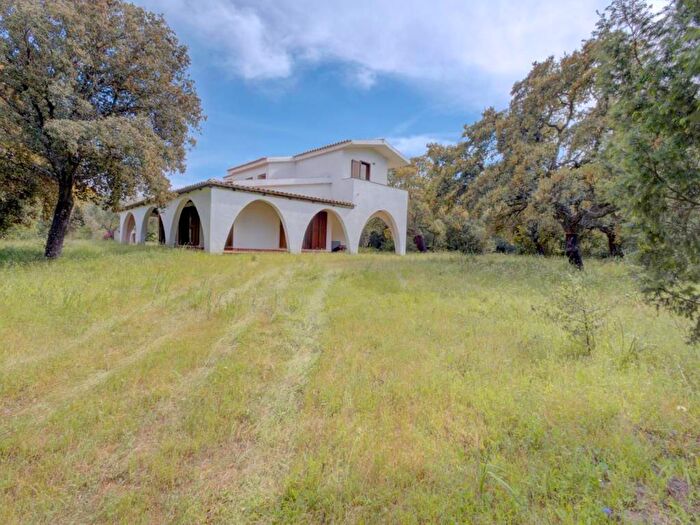 Casa con 6 locali in vendita in Strada OlbiaMonti, Castello Pedres, Olbia