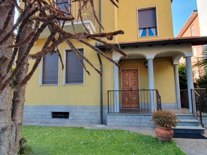 Casa con 6 locali in vendita in Via Edmondo De Amicis, Abbiategrasso