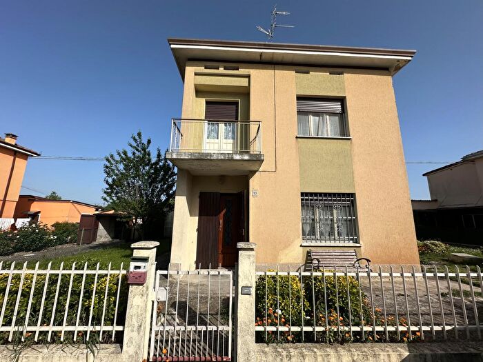 Casa quadrilocale in vendita in Mirandola