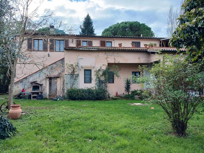 Casa con 6 locali in vendita in Collesalvetti