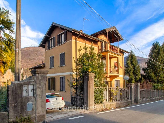 Casa con 6 locali in vendita in Via Libertà, Dumenza