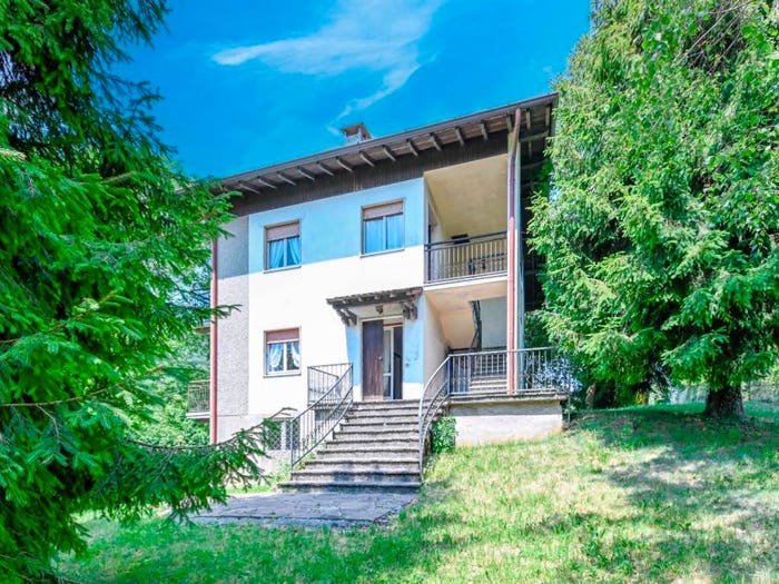 Casa con 6 locali in vendita in Selvino