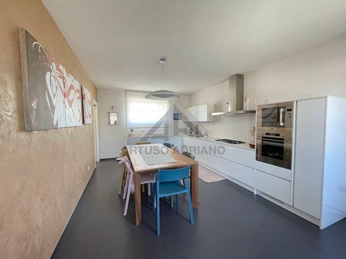 Casa con 5 locali in vendita in Loria