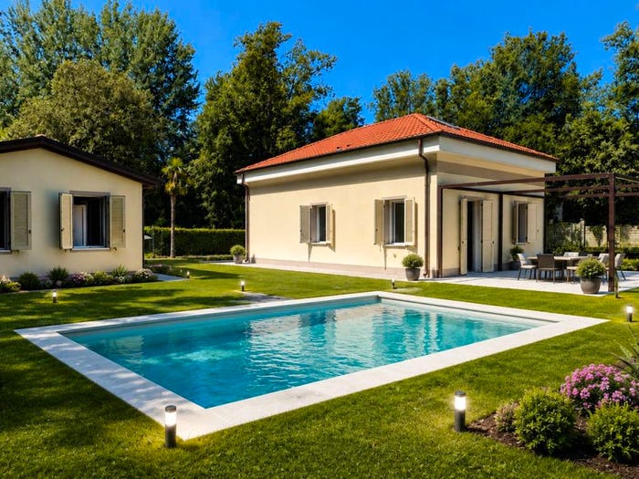 Casa quadrilocale in vendita in Ronchi Poveromo, Massa