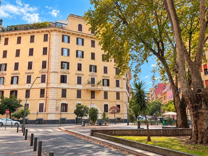 Appartamento con 5 locali in vendita in Piazza Scipione Ammirato, Appio Latino, Roma