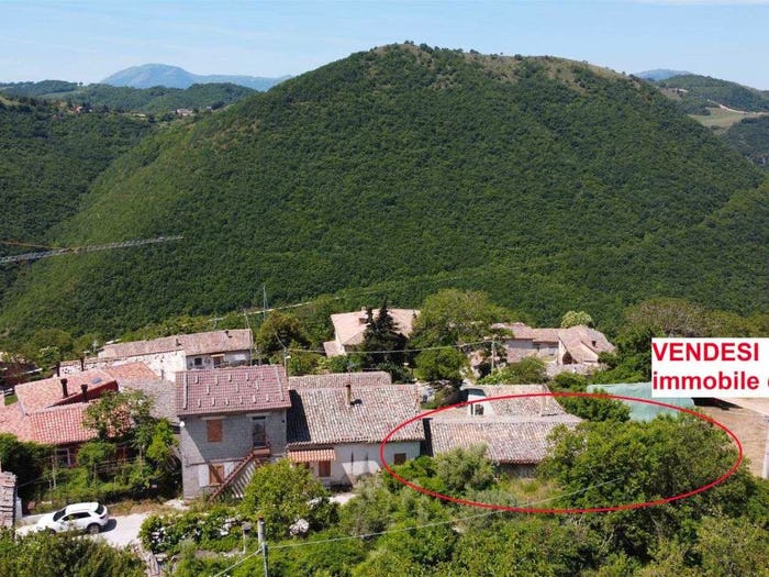 Casa con 6 locali in vendita in Camerino
