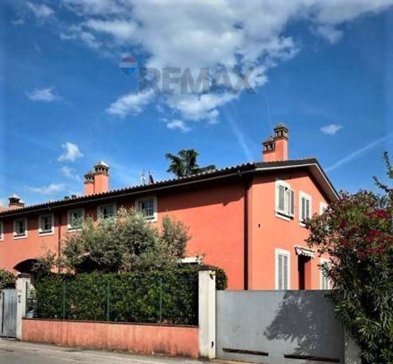 Casa con 6 locali in vendita in Viale Firenze Paciana, Foligno