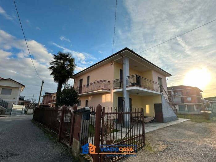 Casa con 6 locali in vendita in Via Cuneo, Roreto, Cherasco