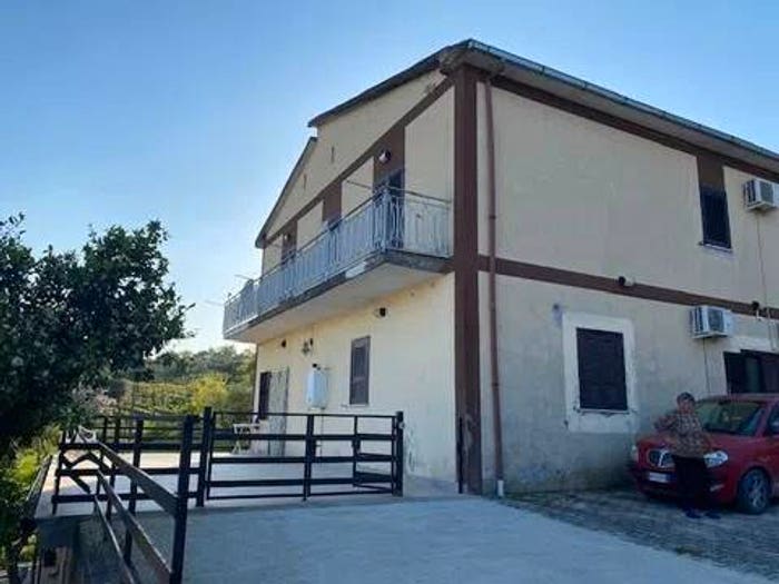 Appartamento con 6 locali in vendita in Via Confine, Presenzano