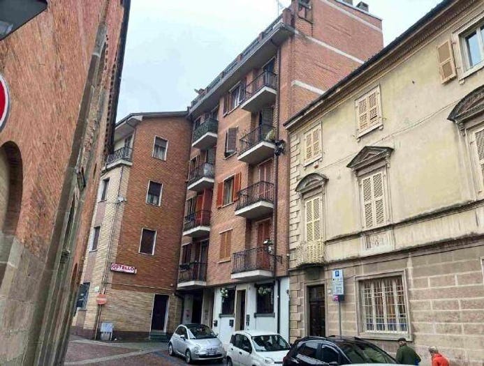 Appartamento quadrilocale in vendita in Piazzetta Santa Maria Canale, Centro, Tortona