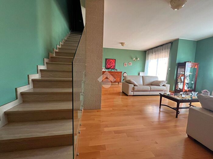 Casa con 9 locali in vendita in Via Ivrea, Cerignola