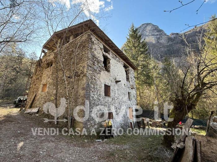 Casa con 6 locali in vendita in Via al campo, Centro, Roncobello