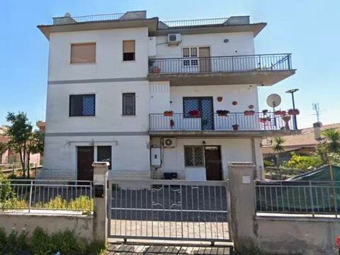 Appartamento trilocale in vendita in Via Corato, Borghesiana, Roma