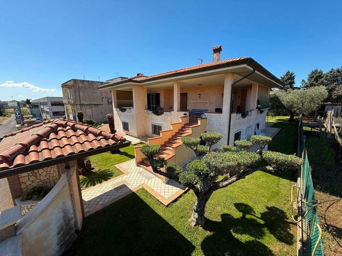 Casa quadrilocale in vendita in Via Monti Cimini, Vallelata, Aprilia