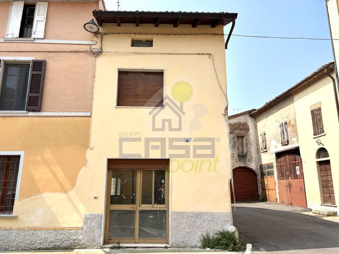 Casa con 6 locali in vendita in via vighenzi, Ostiano